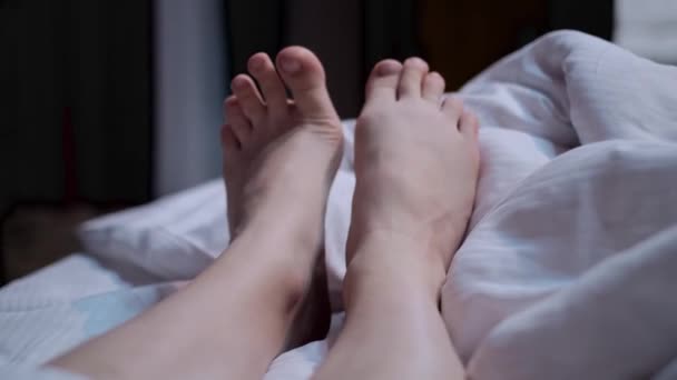 Πόδια Της Γυναίκας Βγαίνει Από Κάλυμμα Στο Κρεβάτι Στο Σπίτι — Αρχείο Βίντεο