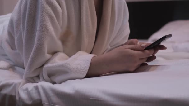 Menina Trabalha Smartphone Uma Mulher Quarto Roupão Banho Branco Está — Vídeo de Stock