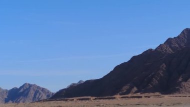 Çöldeki yüksek dağlar, Mısırın sıcak çölündeki kayalık kanyon