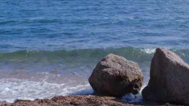 Kızıl Deniz kıyısında güçlü deniz dalgaları kopuyor. Fırtına sırasında dalgalar çakıl taşı plajına çarpar. Denizde fırtına. Kızıl Deniz 'in panoramik manzarası