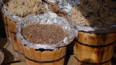 Büyük taze organik baharat tozu ile yerel gıda pazarında durun.