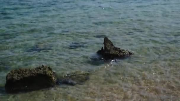 Tempête Mer Vagues Mer Brisent Sur Les Rochers Côte Provoquant — Video