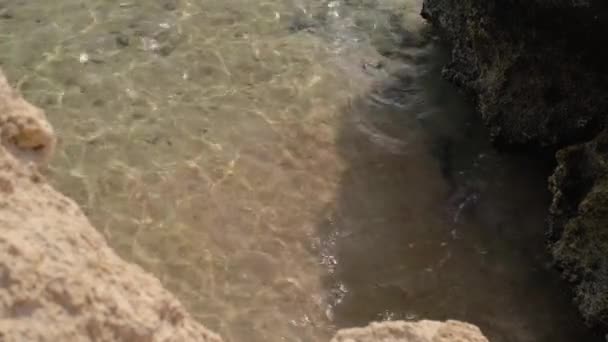 Havsstorm Havsvågor Bryta Klipporna Kusten Orsakar Explosion Vatten Havssurfing Havsstrand — Stockvideo