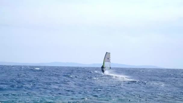 Havsstorm Havsvågor Bryta Klipporna Kusten Orsakar Explosion Vatten Havssurfing Havsstrand — Stockvideo