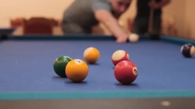 Mavi kumaşlı bilardo oyunu. Bilardo masasında numaralar olan bilardo topları. Bilardo bir takım sporudur..