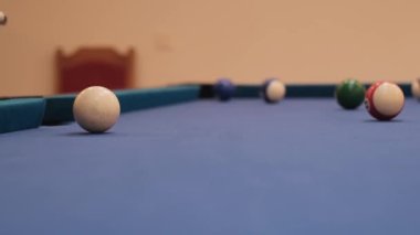 Amerikan Havuzu, atış Sekiz Top Bilardo cebine gidiyor