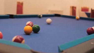 Amerikan Havuzu, atış Sekiz Top Bilardo cebine gidiyor