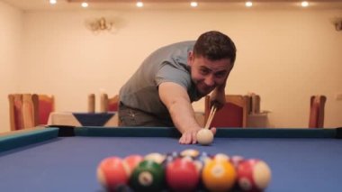 Mavi kumaşlı bilardo oyunu. Bilardo masasında numaralar olan bilardo topları. Bilardo bir takım sporudur..