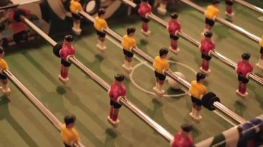 Masa langırt futbolu. Spor takımı futbolcuları maçı. Standart oyun oynamak için masa futbolu. Kırmızı ve mavi futbol oyuncuları minyatür bebekler retro oyunlar. Spor eğlencesi ve eğlence için..