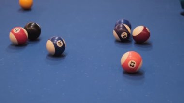 Amerikan Havuzu, atış Sekiz Top Bilardo cebine gidiyor