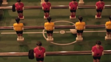 Masa langırt futbolu. Spor takımı futbolcuları maçı. Standart oyun oynamak için masa futbolu. Kırmızı ve mavi futbol oyuncuları minyatür bebekler retro oyunlar. Spor eğlencesi ve eğlence için..
