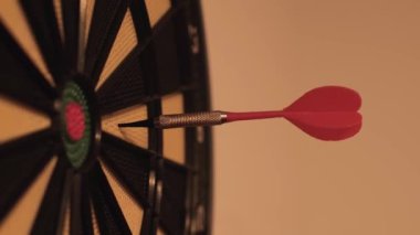 Bir dart tahtası sporu, hedefler ve hedef alma konsepti. Dart hedefin merkezine yakın çekim yapıyor..