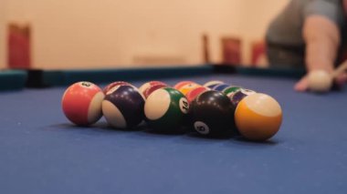 Amerikan Havuzu, atış Sekiz Top Bilardo cebine gidiyor