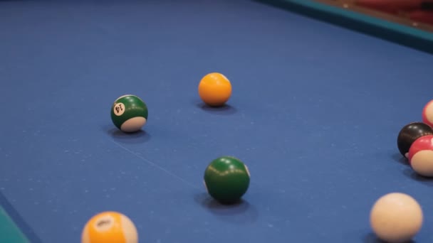 美式游泳池 射门八球在台球口袋里 — 图库视频影像