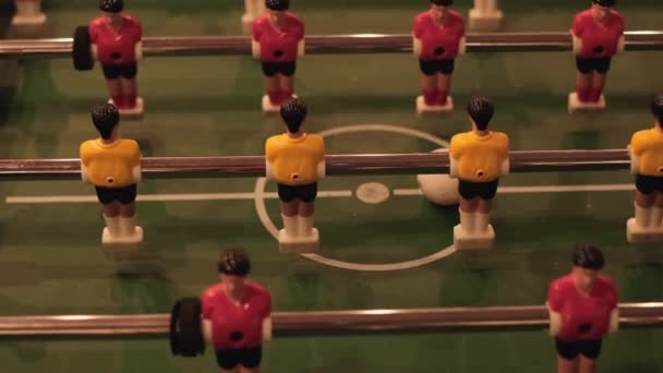 桌球足球 运动队足球运动员的比赛 台式足球用于看台比赛 红蓝两色的足球运动员都是小玩具娃娃 他们玩复古游戏 体育娱乐和娱乐 — 图库视频影像