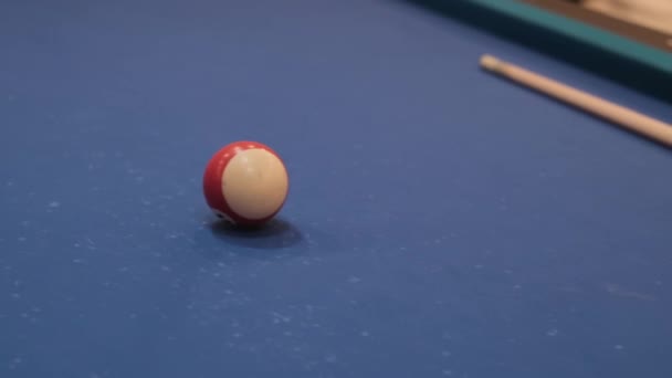 アメリカのプール ビリヤードのポケットに行くショットの ボール — ストック動画