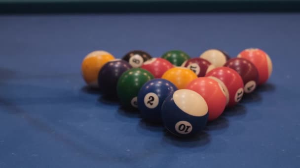 蓝布台球的运动比赛 台球桌上有数字的台球 台球是一种团队运动 — 图库视频影像