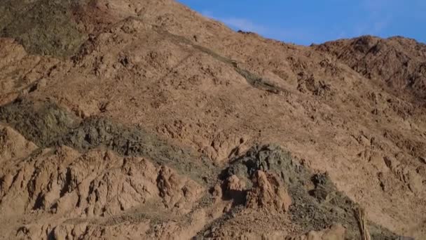 赤のAtvは山を背景に砂漠の駐車場に立っています テレビを運転する テレビの駐車場 砂漠サファリツアーのための観光クワッドバイク — ストック動画
