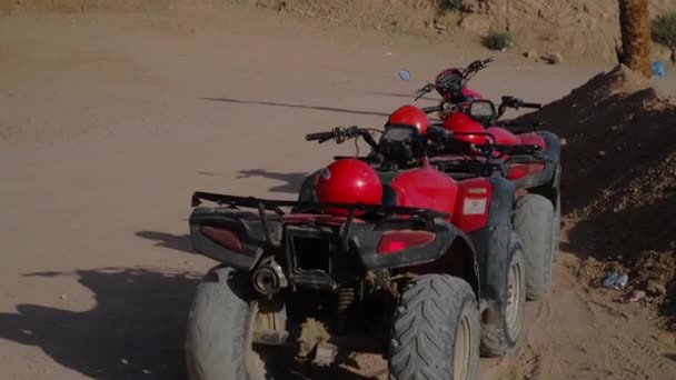 Red Atvs Stands Parking Lot Desert Backdrop Mountains Driving Atvs — Stock Video