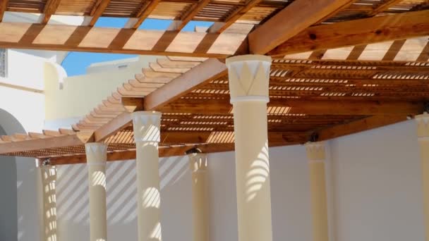 시보의 구조물은 보호하는 매끄러운 원통형흰 기둥들에 지탱되며 지붕은 유리로 연결되어 — 비디오