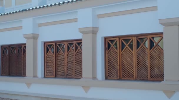 Panorama Der Alten Fenster Mit Holzverschlägen Steinhaus Mit Holzverschlägen Schwimmbad — Stockvideo