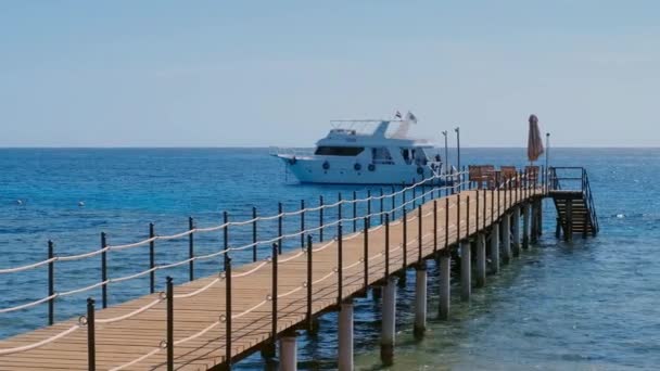 Drewniany Ponton Wodzie Pusty Ponton Statek Zacumowany Morzu Słońce Odbija — Wideo stockowe
