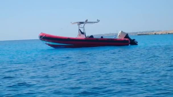 海のインフレータブルボートは木製の桟橋に係留され — ストック動画