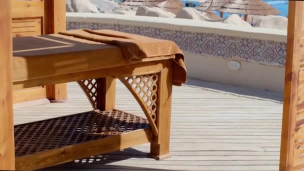 Massageliege Meer Wellness Massageraum Strand Bungalow Schönheitspflege Urlaub Und Entspannungskonzept — Stockvideo