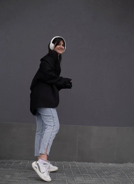 Junges Teenager Mädchen Hört Musik Mit Kopfhörern Trägt Schwarze Jacke — Stockfoto