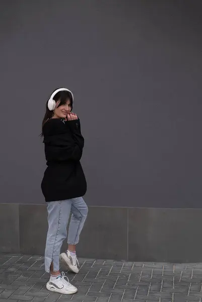 Junges Teenager Mädchen Hört Musik Mit Kopfhörern Trägt Schwarze Jacke — Stockfoto