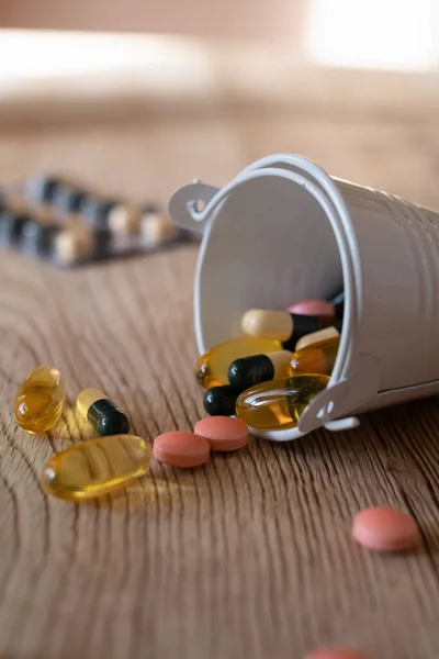 Płaska Kompozycja Leżała Kilkoma Różnymi Kolorowymi Tabletkami Rozrzuconymi Stole Plastikowej — Zdjęcie stockowe
