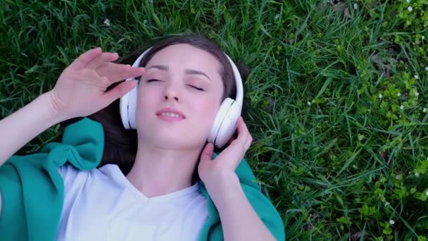 Mulher Relaxada Deitada Grama Ouvindo Música Com Fones Ouvido Parque — Vídeo de Stock