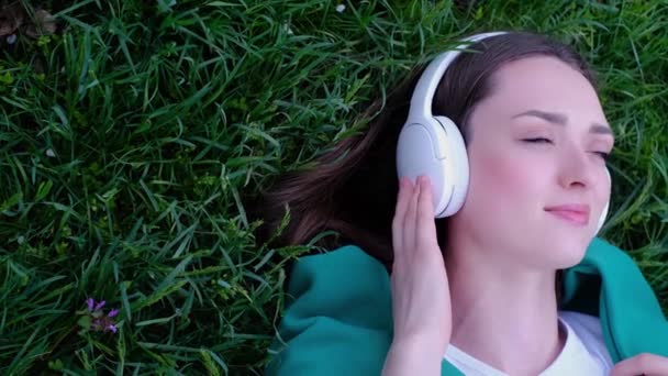 Relaxed Woman Lying Grass Listening Music Headphones Park — ストック動画