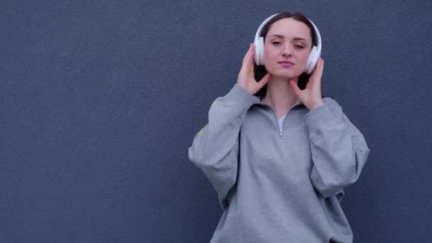 Lächelndes Teenager Mädchen Mit Kopfhörern Singt Mit Zeitlupe — Stockvideo