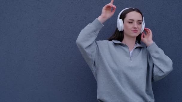 Celé Tělo Bílá Dívka Poslouchá Hudbu Sluchátkách Tance Šedém Pozadí — Stock video