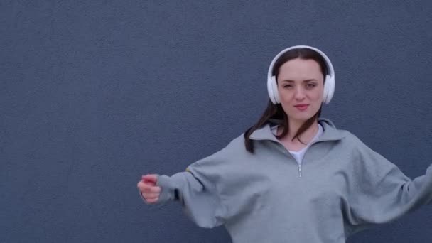 Tüm Vücudu Beyaz Kız Kulaklıkla Müzik Dinliyor Gri Bir Arka — Stok video