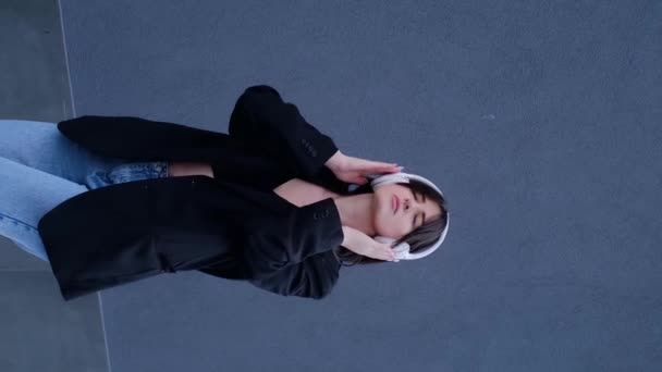 Повне Тіло Біла Дівчина Слухає Музику Навушниках Танцює Сірому Фоні — стокове відео
