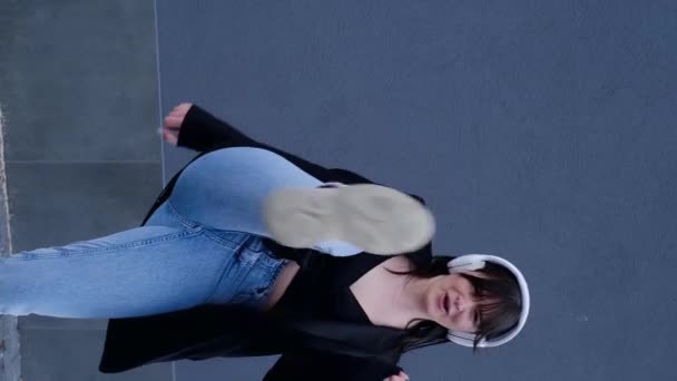 Tüm Vücudu Beyaz Kız Kulaklıkla Müzik Dinliyor Gri Bir Arka — Stok video