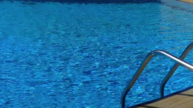 İnsansız mavi su havuzu, tatil köyü, turistler, temiz su, açık havada, açık havada.