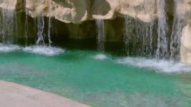 Beyazlı otel. Bahçe manzarası, havuz ve tropik palmiye ağaçları