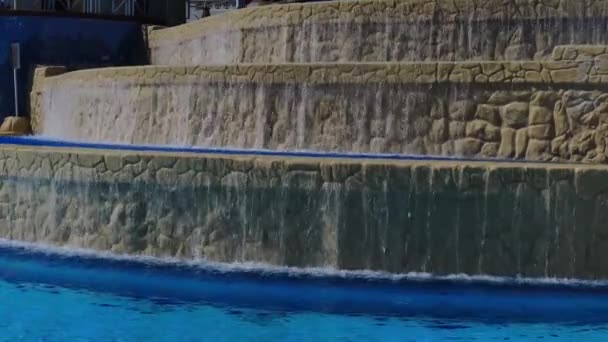 酒店人工瀑布大瀑布大瀑布小瀑布小瀑布水缓缓地从岩石流向底部 — 图库视频影像