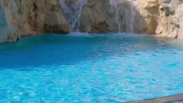ホテル人工滝大声で暖かい水の滝小さな滝の水はゆっくりと岩から下に排水 — ストック動画