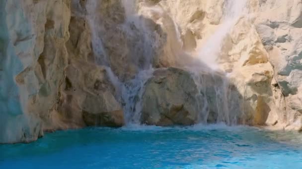 Hotel Umělý Vodopád Hlasitý Teplý Vodopád Malé Vodopád Vody Pomalu — Stock video