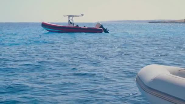 Gummiboot Weißer Farbe Das Boot Liegt Hafen Des Roten Meeres — Stockvideo