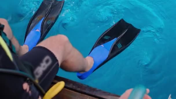 海を背景にリラックスしたスイマーのクローズアップ足 ダイバーは海に飛び込む準備をしている 旅行ビーチ休暇のコンセプト — ストック動画