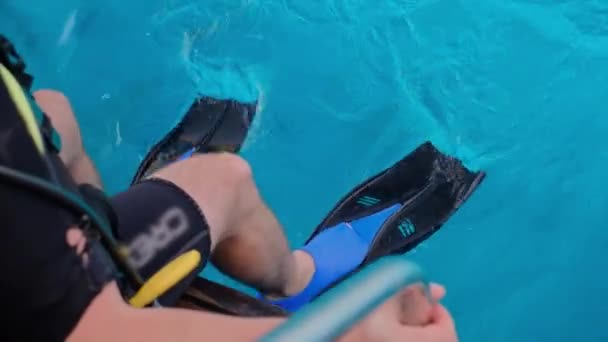 游泳运动员在大海背景下放松的特写腿 潜水员正准备潜入海里 旅游海滩假日的概念 — 图库视频影像
