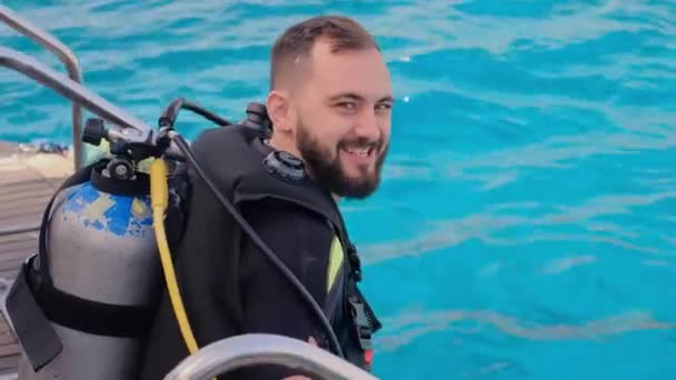 Man Med Dykning Sitter Ombord Yacht Förbereder Sig För Att — Stockvideo
