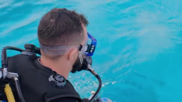 Homme Avec Plongée Sous Marine Est Assis Bord Yacht Préparant — Video