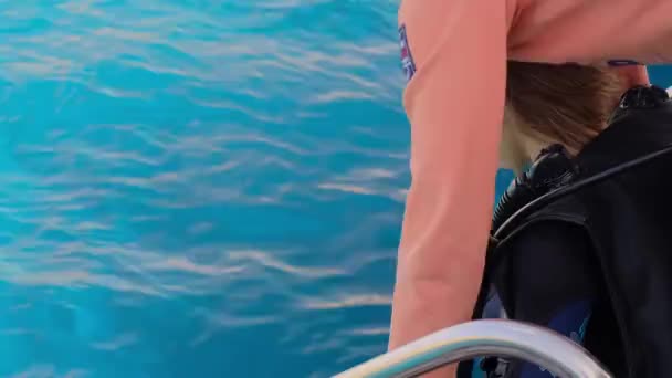 Flicka Med Dykning Sitter Ombord Yacht Förbereder Sig För Att — Stockvideo