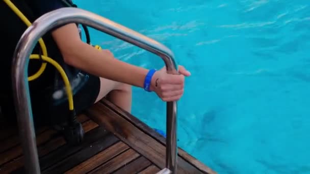 스쿠버 다이빙을 소녀는 요트에 다이빙을 준비하고 바다에서 다이빙을 있습니다 강사는 — 비디오